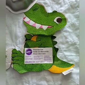Wilton dinosaur🦖 cake pan w/decorating instructions